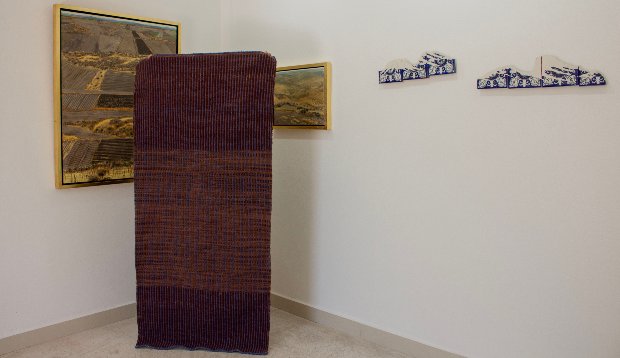 Vista de la galería Caldo de Oso — textil y pintura