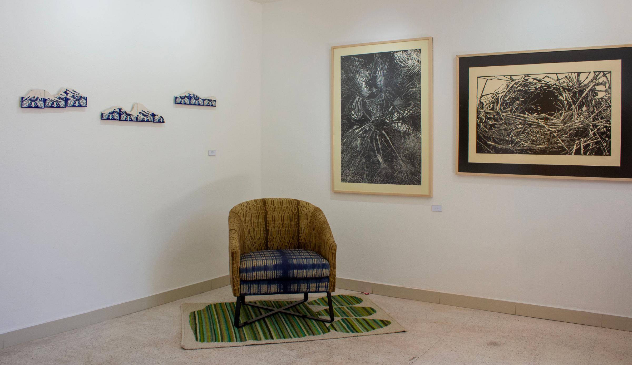 Sala de exposición con escultura cerámica y grabado